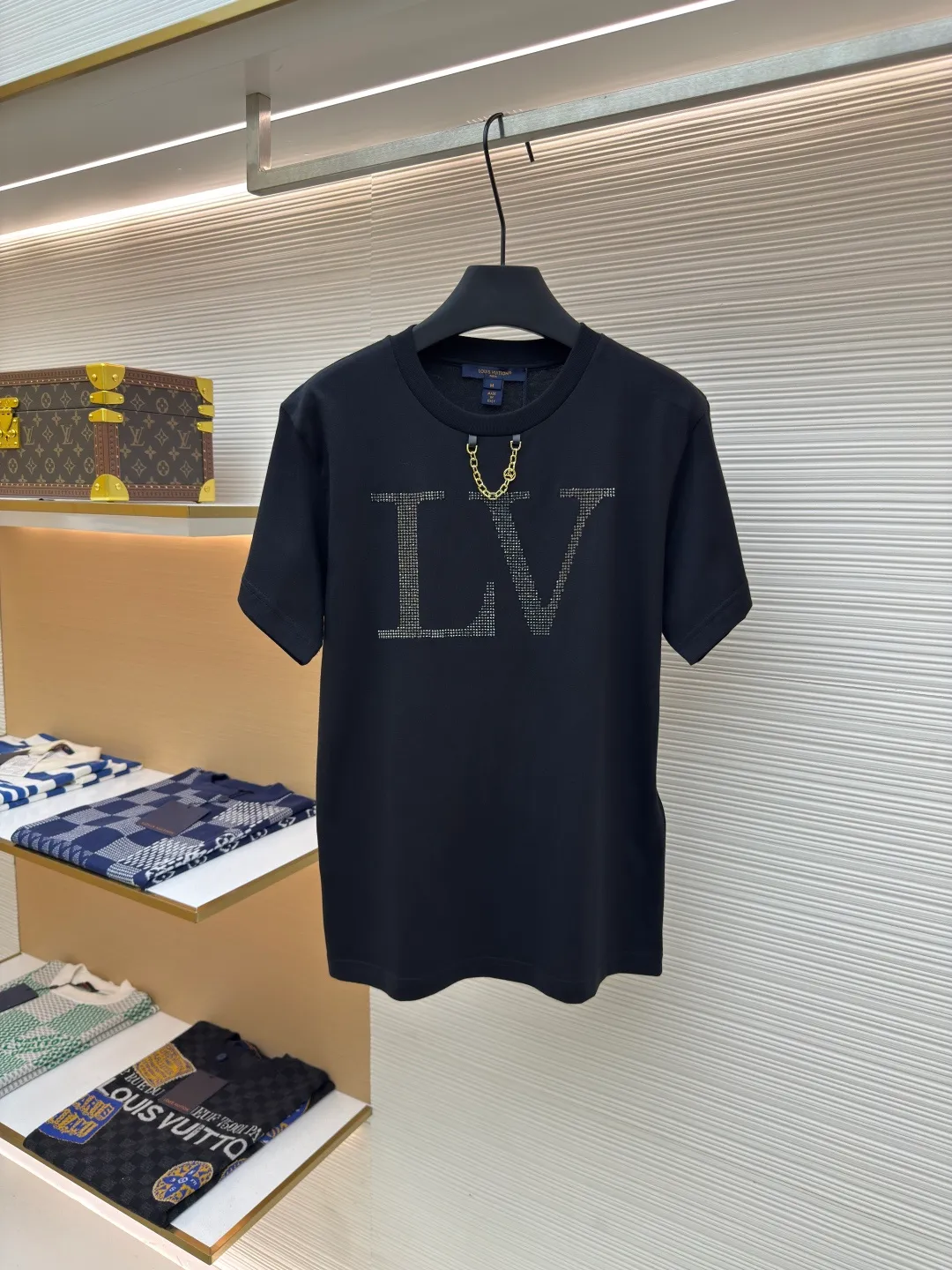 LOUIS VUITTON Hot Diamond Logo Short Sleeves [Women's Clothing] ●Item No.: 1680359-A15 ●Material: Knitted rib fabric ●Technology: Hot Diamond Production ●Version: Fitted version ●Weight: about 205 grams ●Size: Brilliant rhinestones frame the large LV letters, and LV chains illuminate the crew neck. The overall wiring is straight and delicate, the fabric is comfortable and soft, and the color is consistent without color difference. It can be matched with the same style to create a fashionable look and control various occasions. Customized accessories, complete with three standards, same style for men and women!